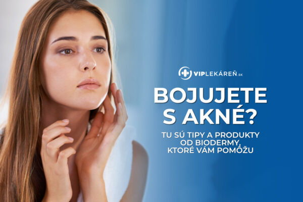 Žena, ktorá si kontroluje akné v zrkadle