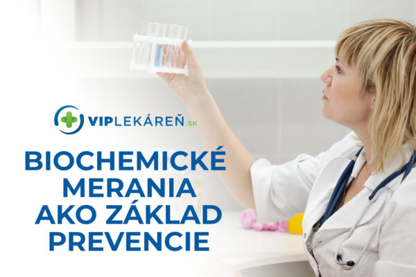 Doktorka drží v ruke skúmavky so vzorkami z biochemických meraní