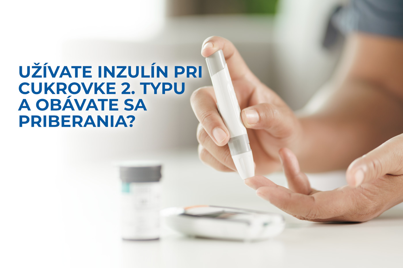 Pani s cukrovkou si meria krvný cukor pomocou glukomera